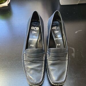 Stylish penny loafers w small heel